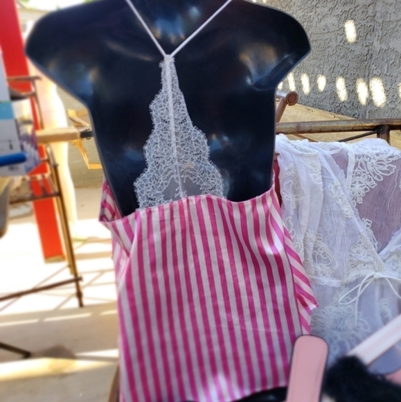 Victoria's Secret Boundle of 4 - Picture 10 of 11